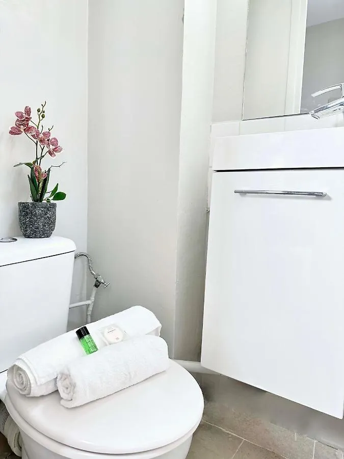 1630 - Champs Elysees - Best Value Paris Apartment