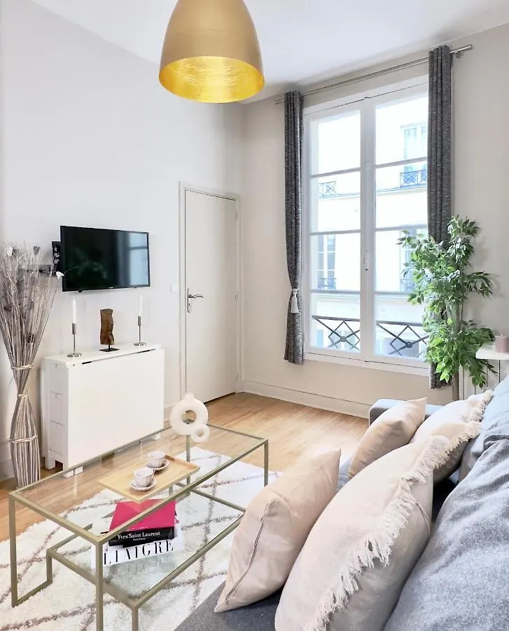 1630 - Champs Elysees - Best Value Paris